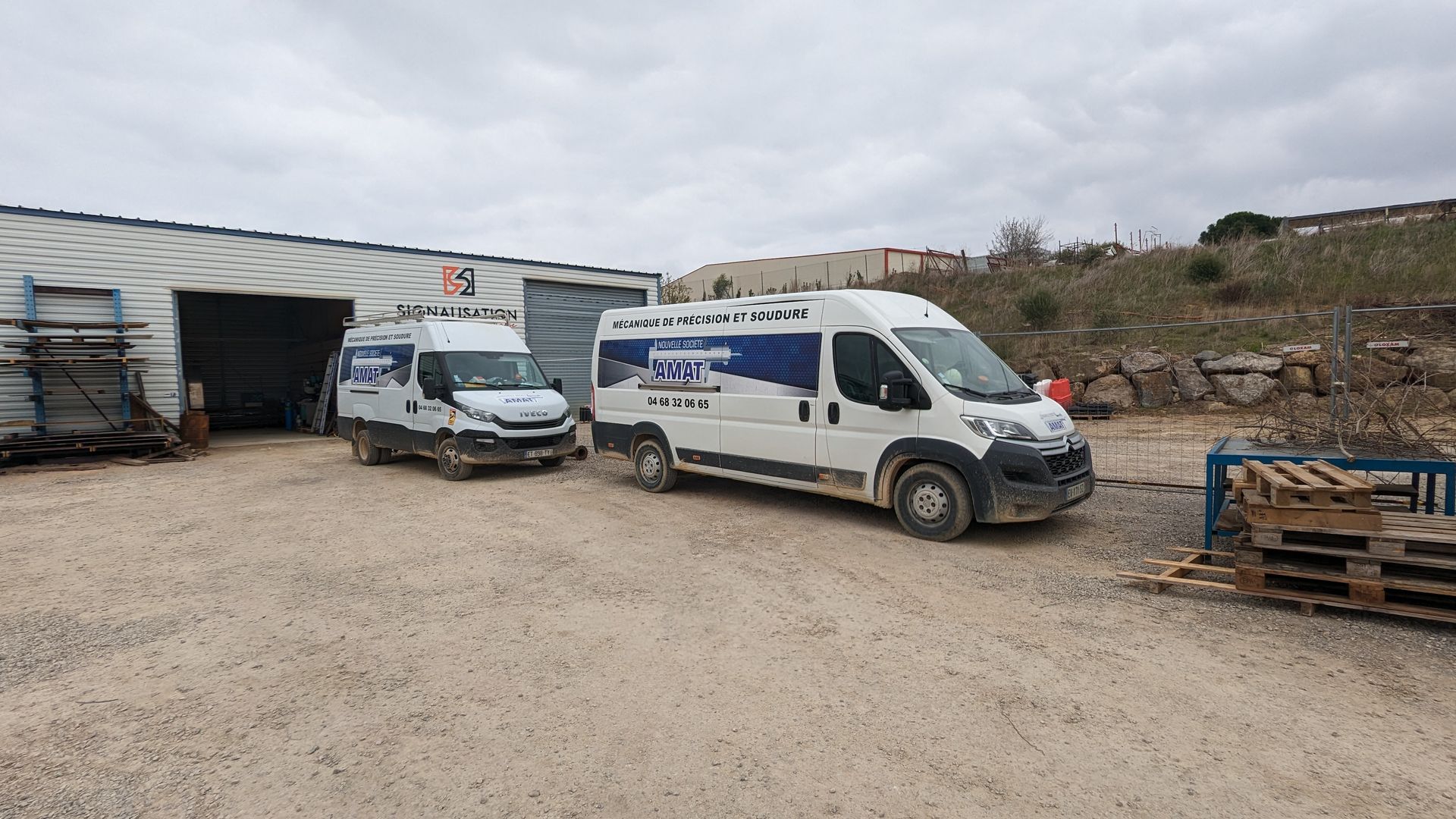 Deux camionnettes de Amat TP