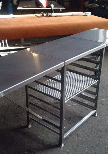Une table en fer forgé