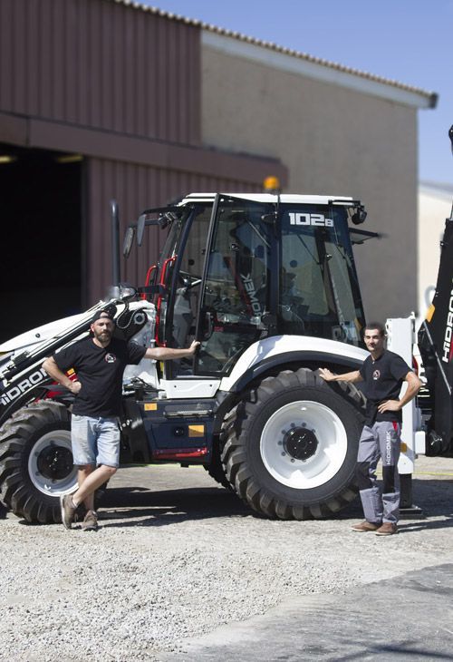 machine agricole Hidromek avec deux employés d'AMAT TP