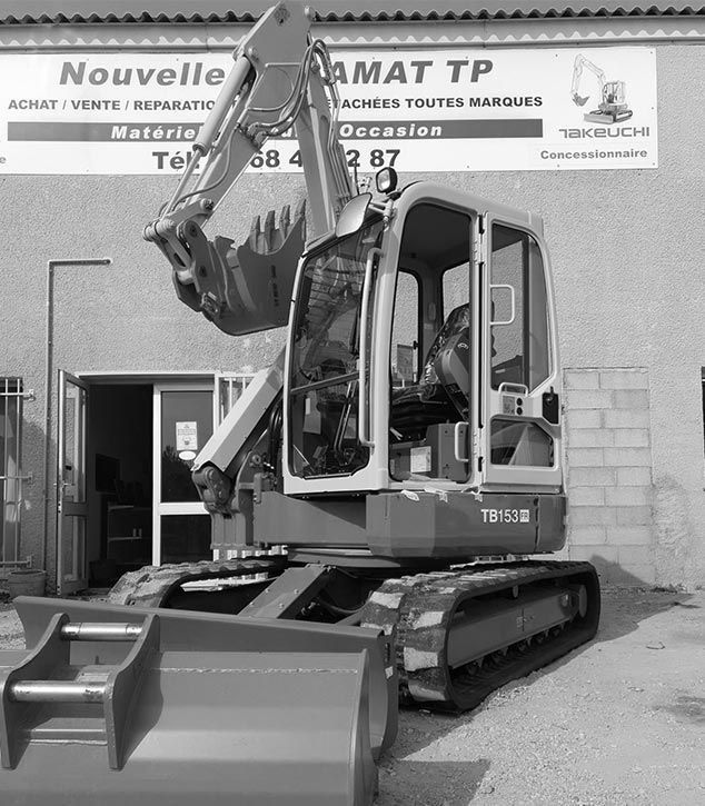 Une tractopelle devant un bâtiment