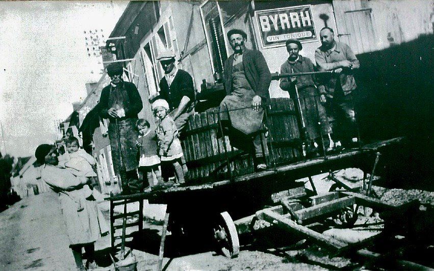 La famille devant pressoir