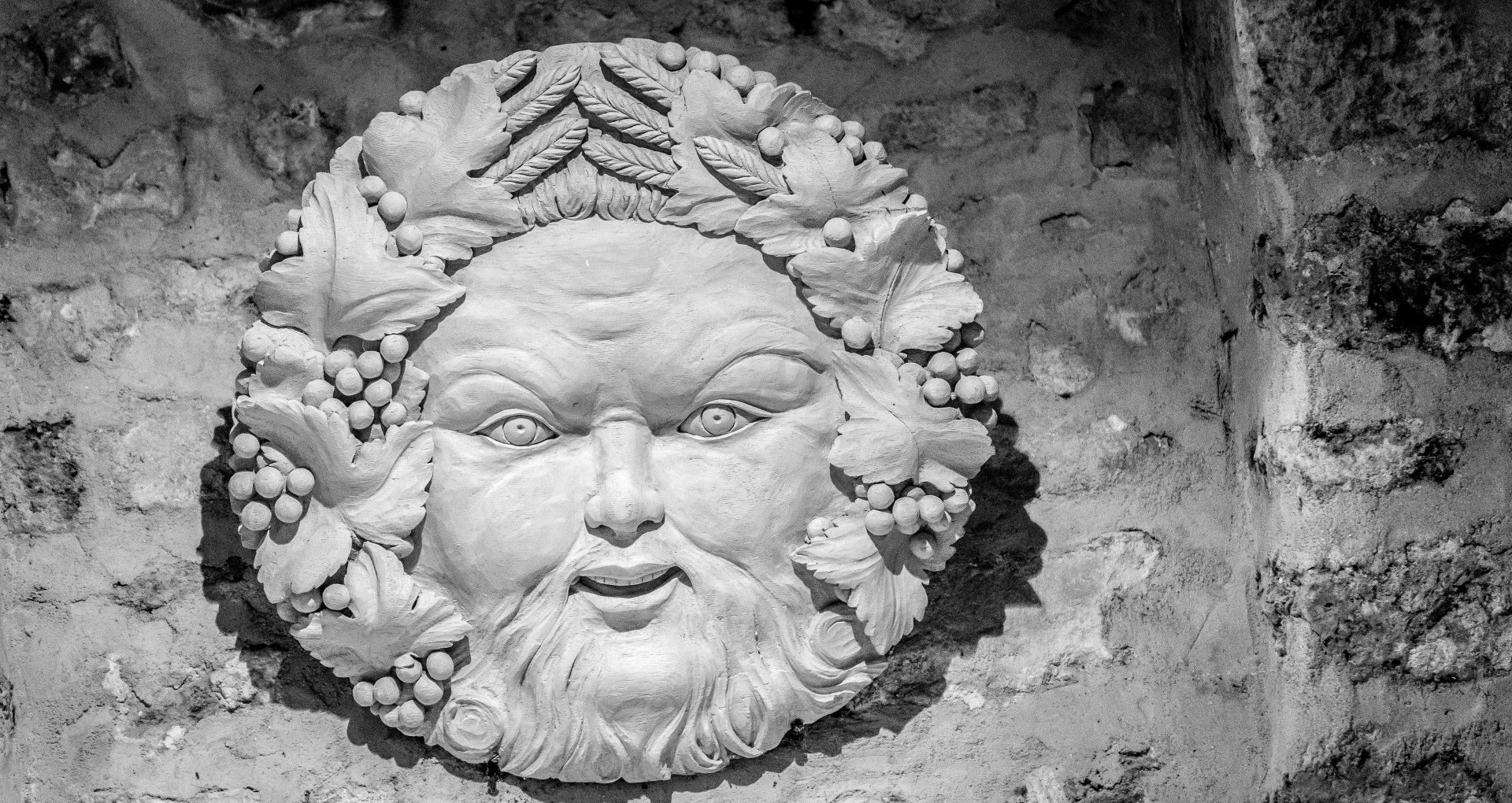 Visage en bas relief