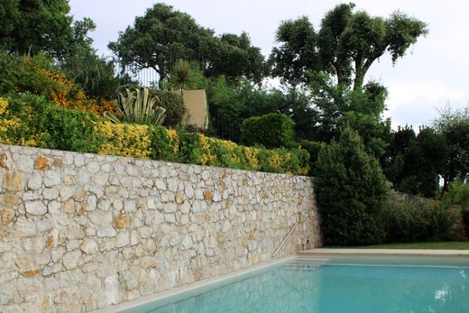 Un mur en pierre à côté d'une piscine.