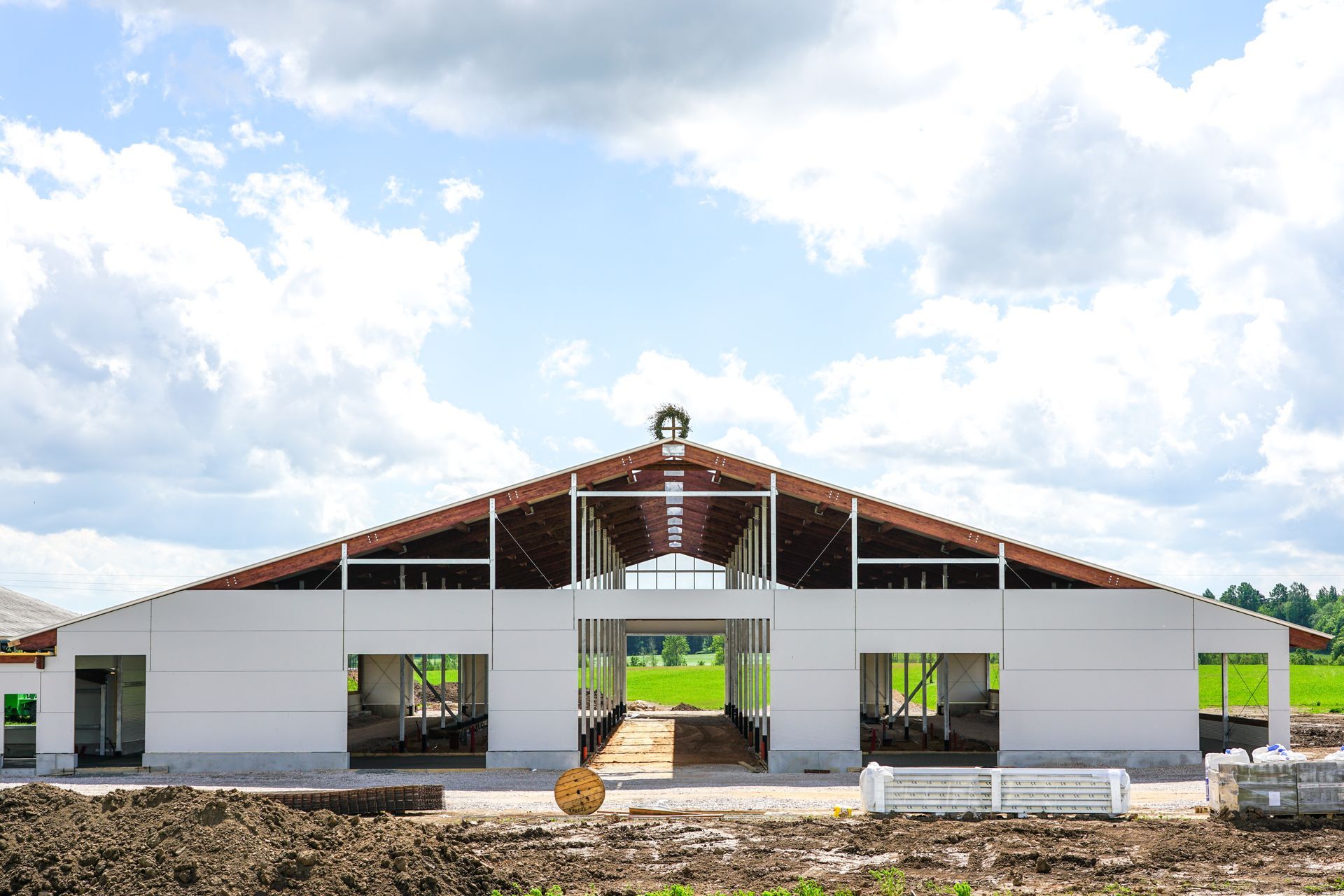 Un bâtiment agricole sous un ciel bleu.