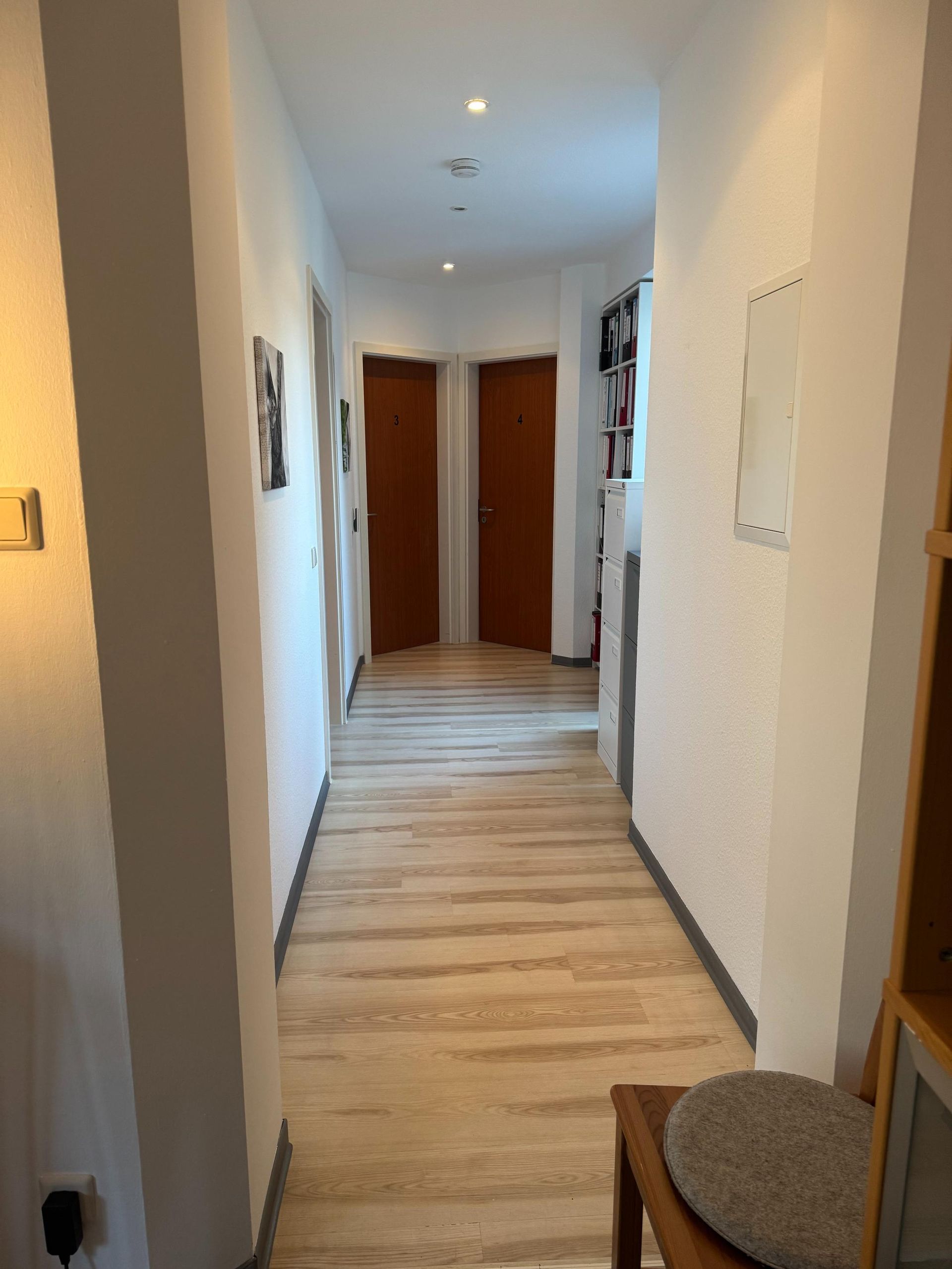 Heller Praxisflur mit Beleuchtung