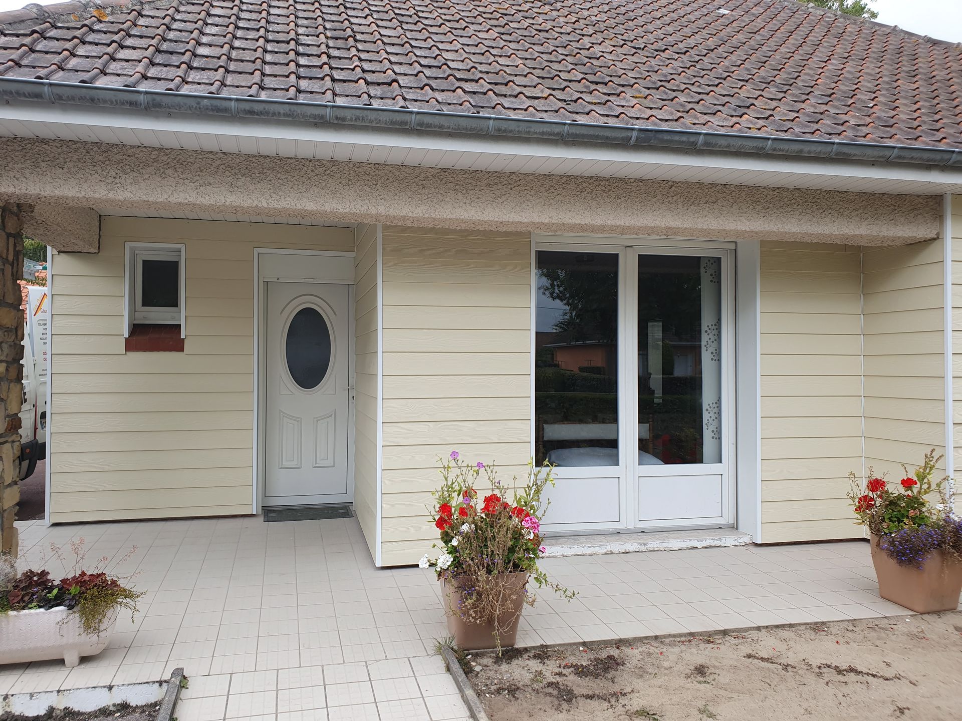 Une maison avec du bardage clair.
