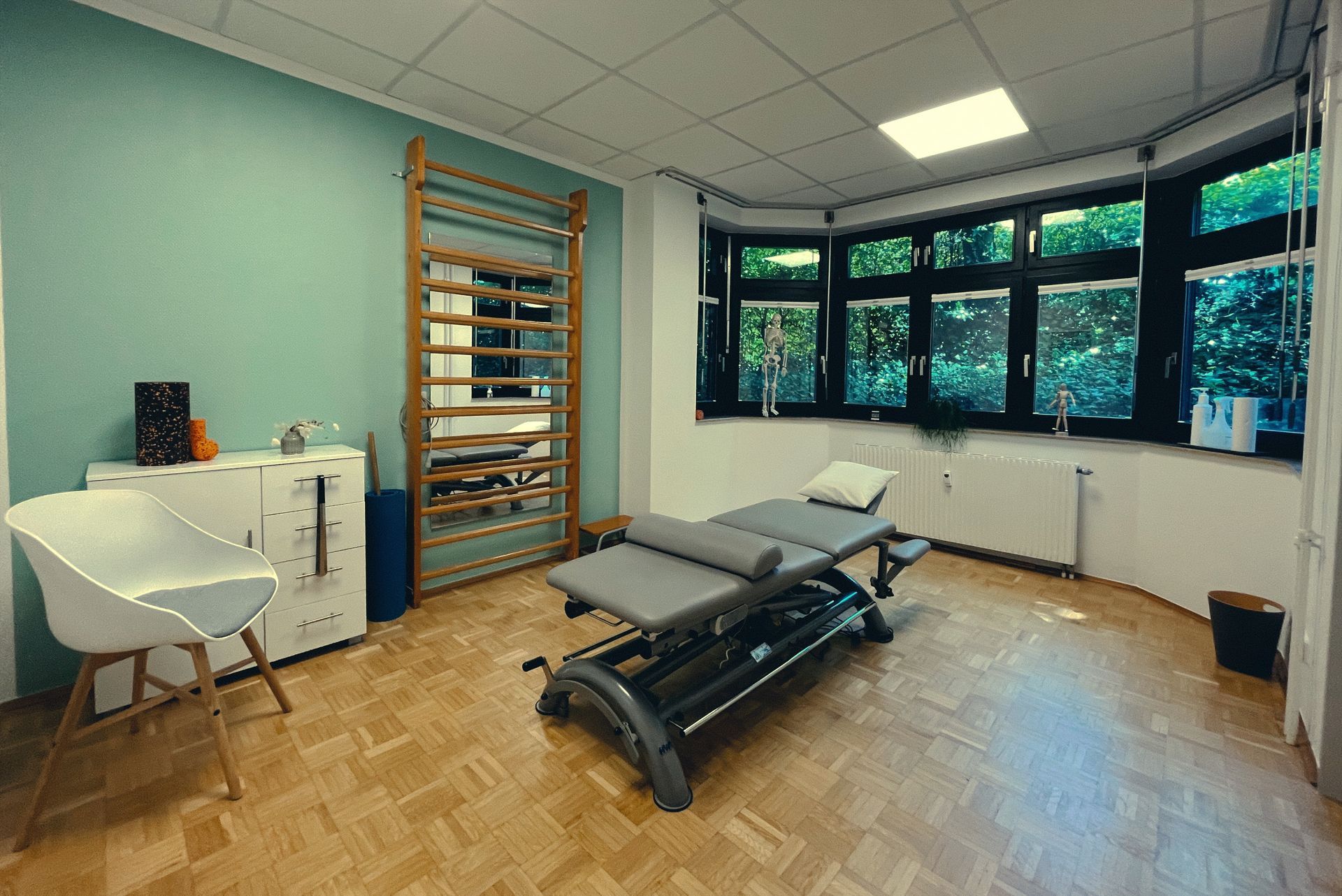 Ein Zimmer mit einer Couch und einem Sessel darin.