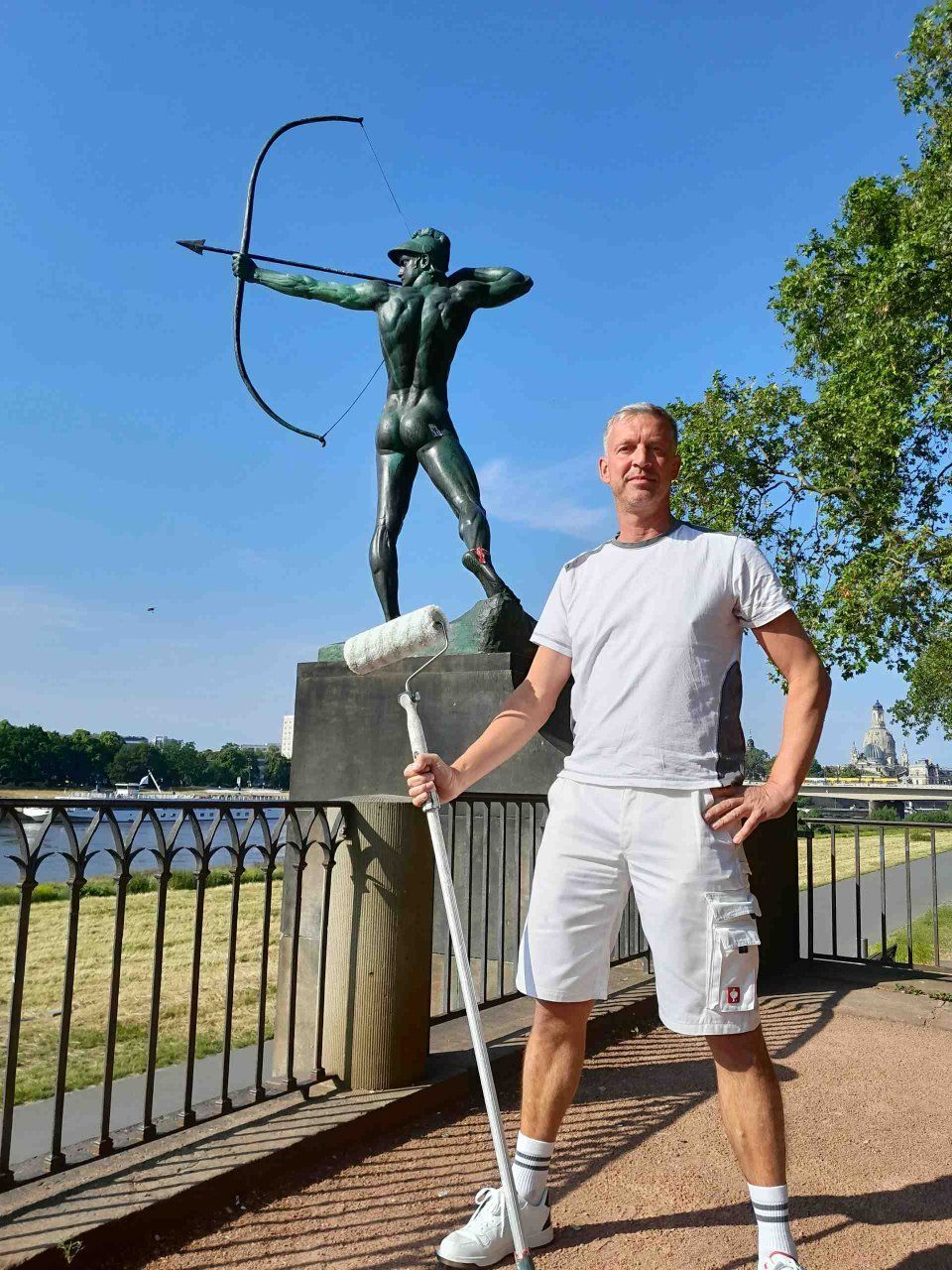 Malermeister Ralf Schütze – Porträt mit Farbrolle