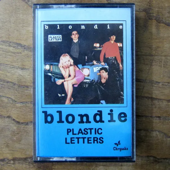 Una cinta de casete con las letras de plástico de la rubia