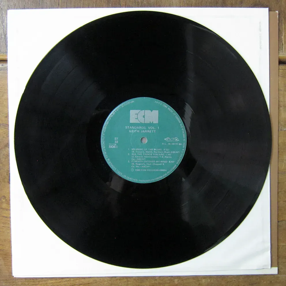 Un disco con una etiqueta que dice ecm