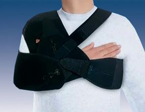 Una persona lleva un cabestrillo negro en el hombro.