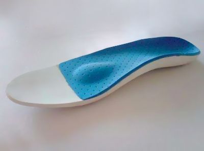 Una plantilla azul y blanca reposa sobre una superficie blanca.