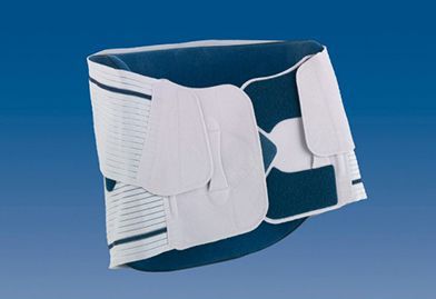 Un soporte para la espalda blanco y azul sobre un fondo azul