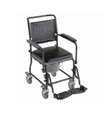 Una silla de ruedas negra con un inodoro acoplado a ella sobre un fondo blanco.