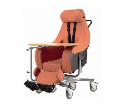 Una silla naranja con una mesa adjunta.