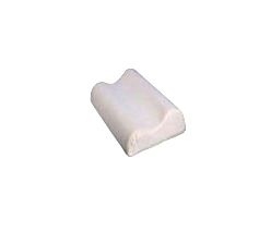Una almohada blanca reposa sobre una superficie blanca.