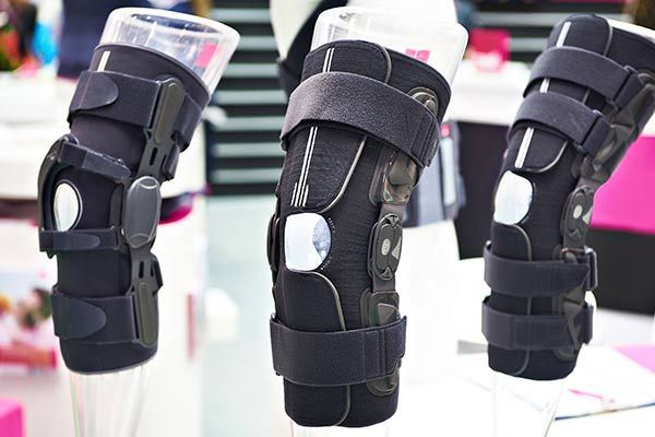 Hay tres rodilleras colocadas encima de una mesa.