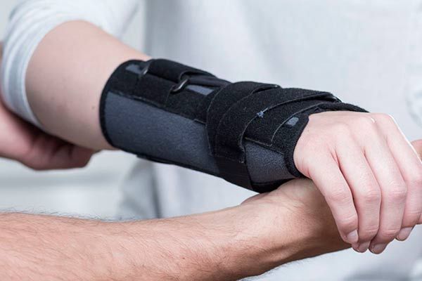 Una persona lleva una muñequera en la muñeca.