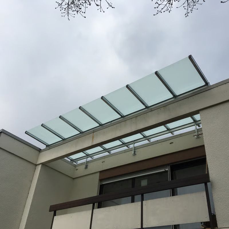 Moderner Gebäudeinnenhof mit Glasdach und bedecktem Himmel