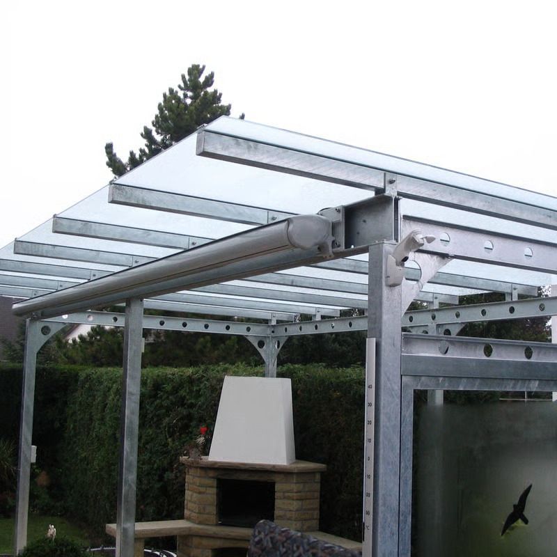 Pergola mit lichtdurchlässigem Dach über einem Steinkamin im Garten