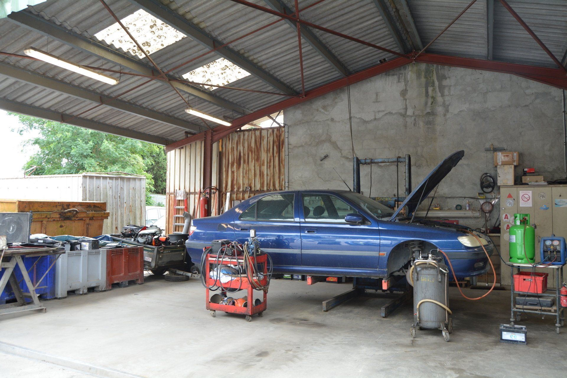 Voiture en réparation