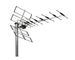 Antenne de télévision montée sur un mât, argentée avec des éléments noirs, conçue pour recevoir les signaux de diffusion.