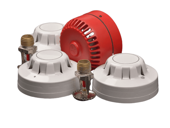 Dispositifs d'alarme incendie comprenant des détecteurs de fumée et une tête d'extincteur automatique.