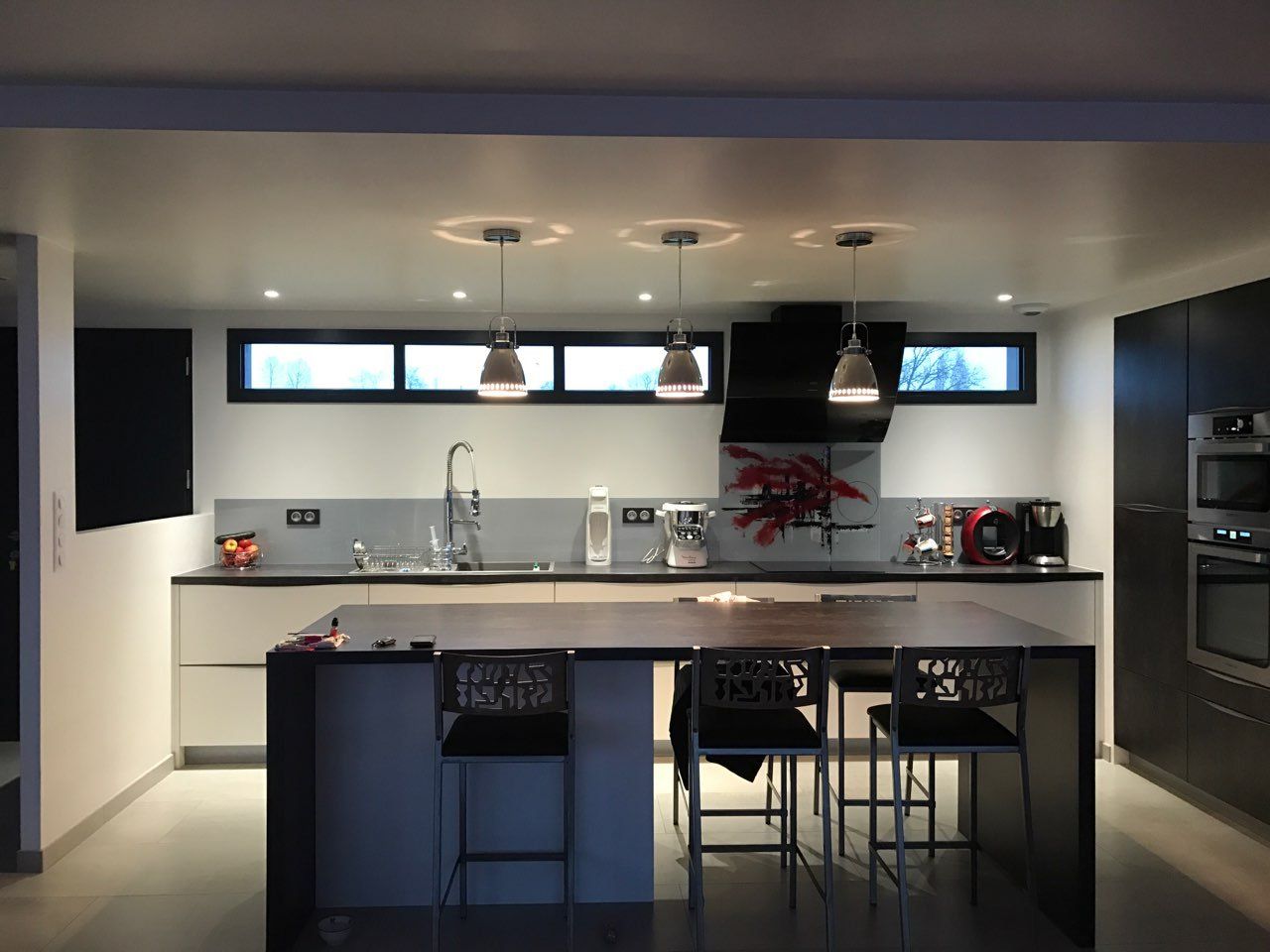 Cuisine avec rangement et îlot