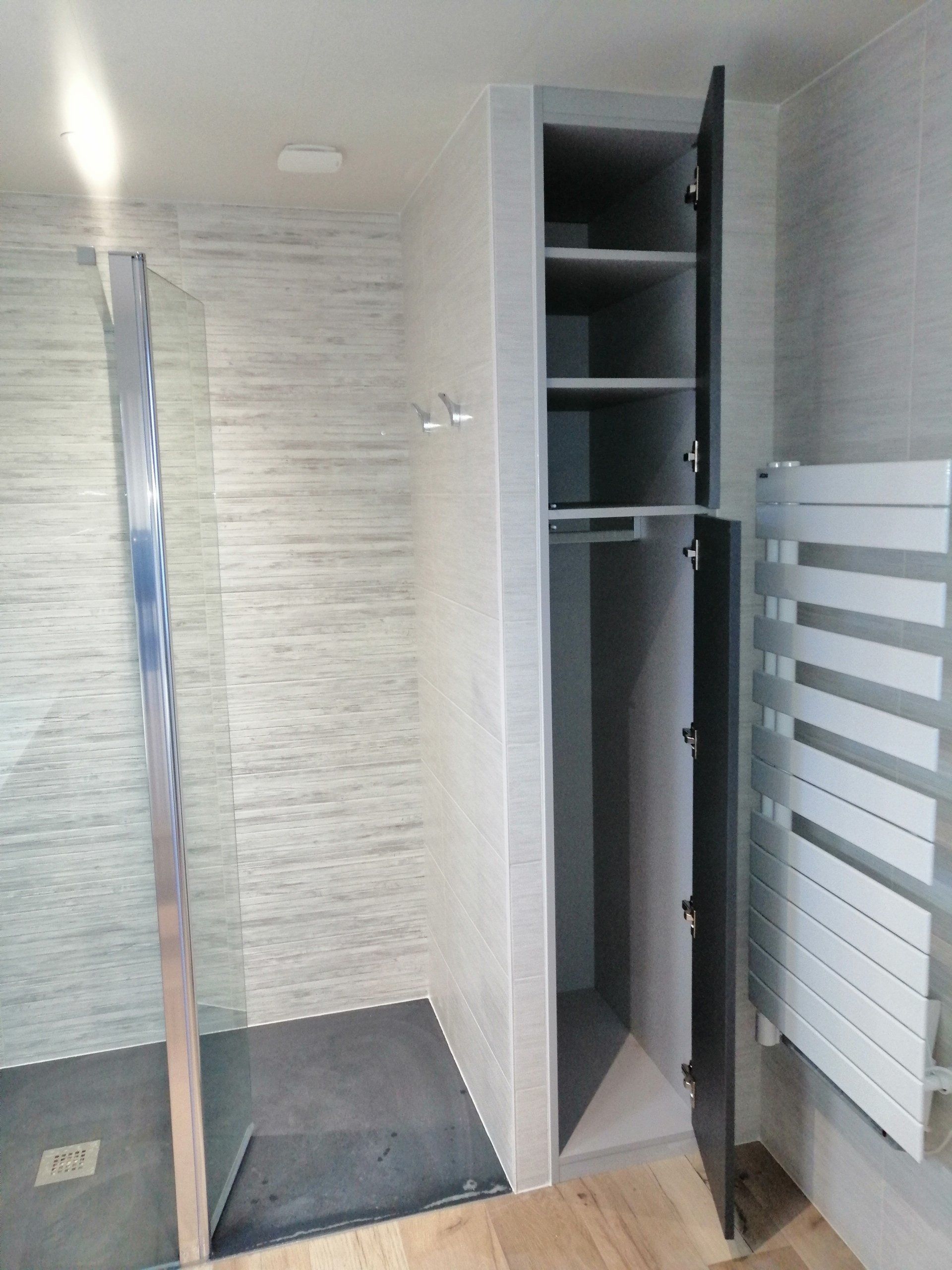 Placard de salle de bains ouvert