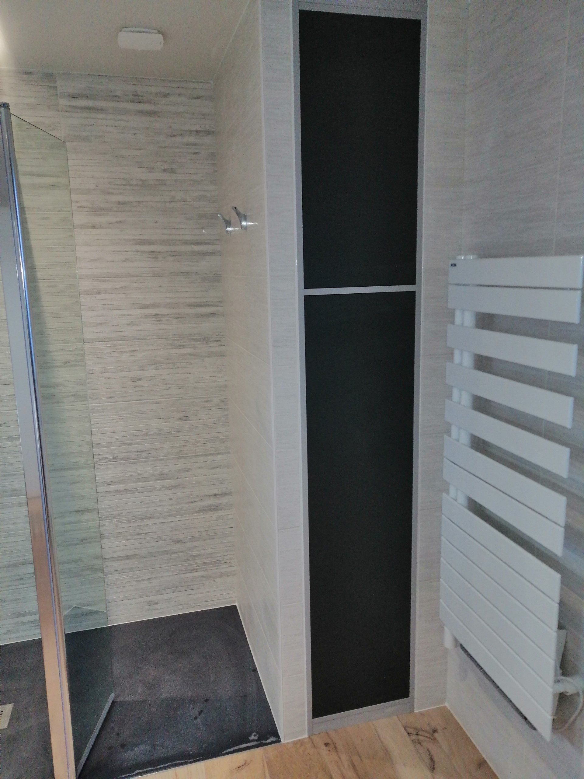 Placard de salle de bains fermé