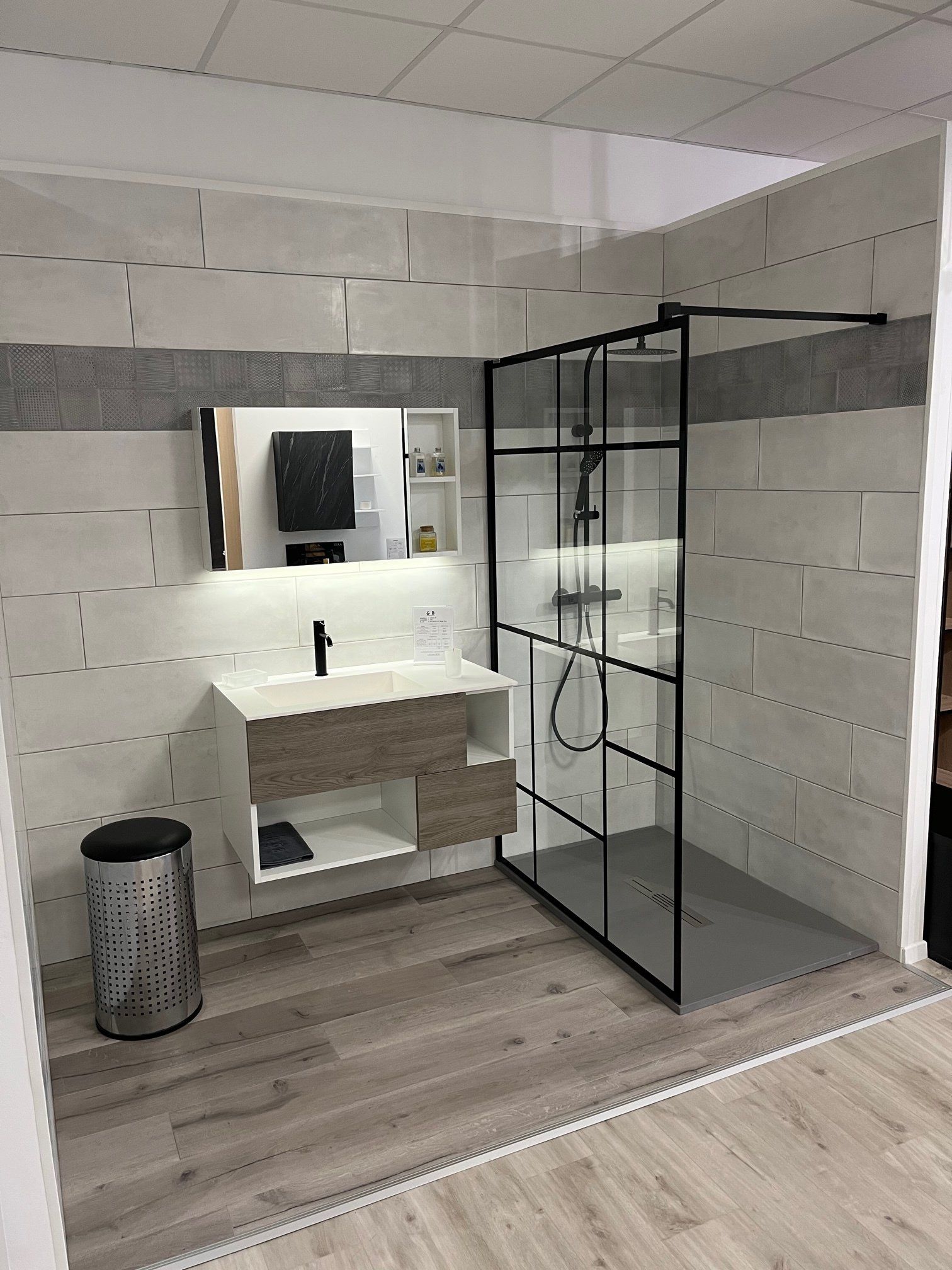 Salle de bains avec douche à l'italienne