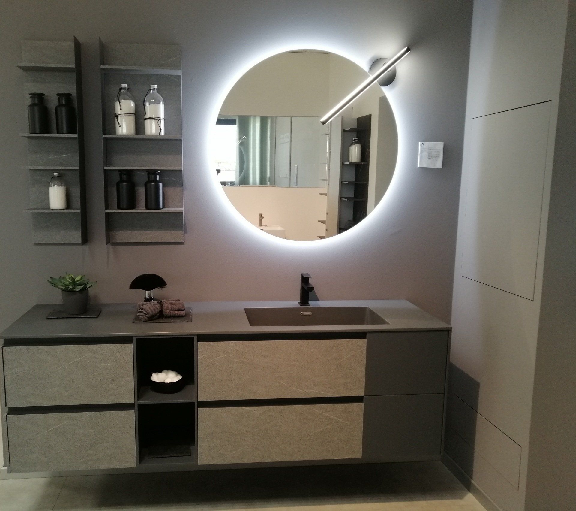 Salle de bains avec miroir rond