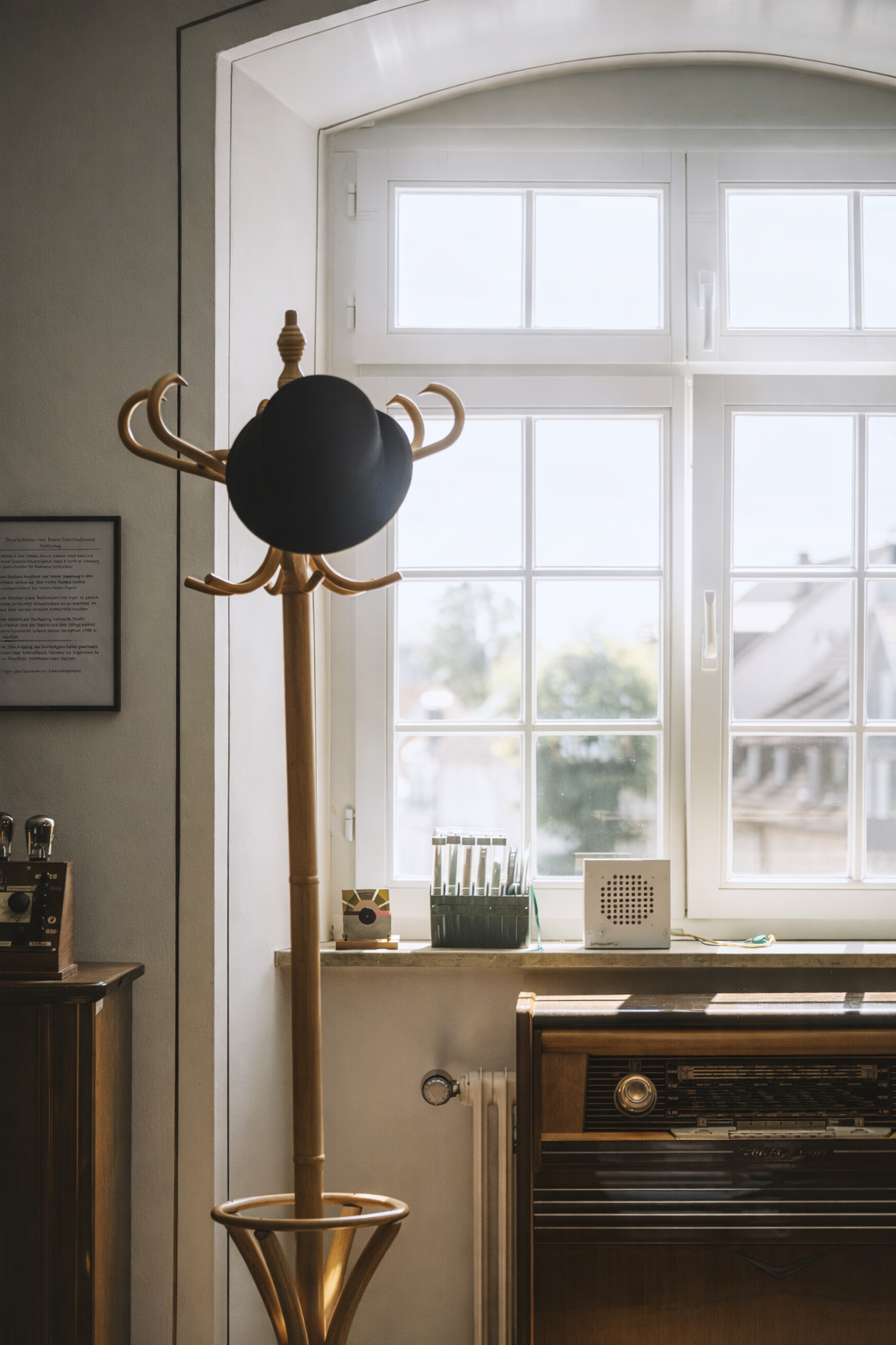 Intérieur de maison avec fenêtre blanche et lumière naturelle