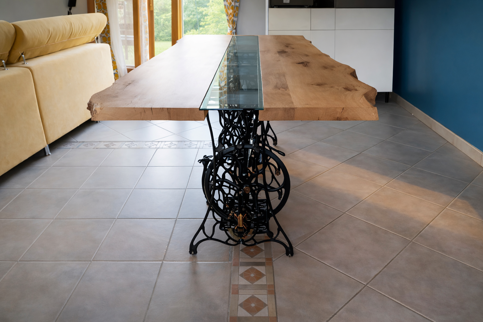 Table fabriquée à partir d'une dalle de bois avec incrustation d'époxy, soutenue par un socle de machine à coudre Singer antique noire.