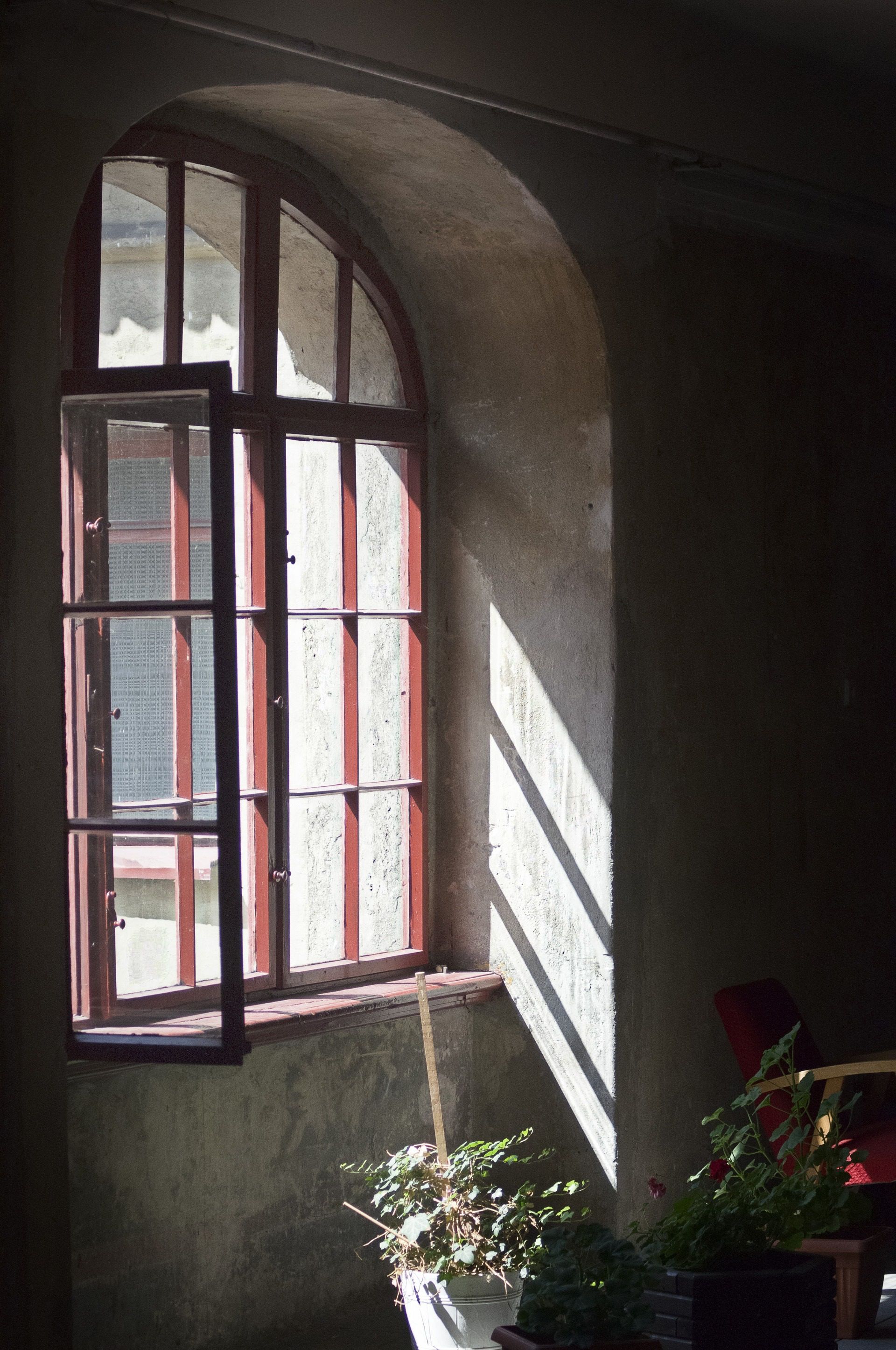 Intérieur avec de grandes fenêtres en bois.