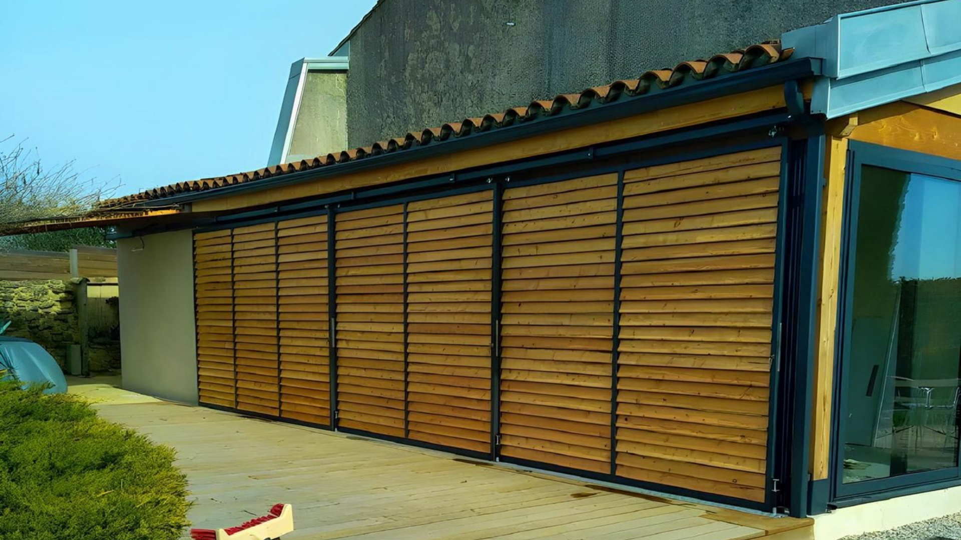 Volets horizontaux en bois sur la façade d'un bâtiment, offrant de l'ombre.