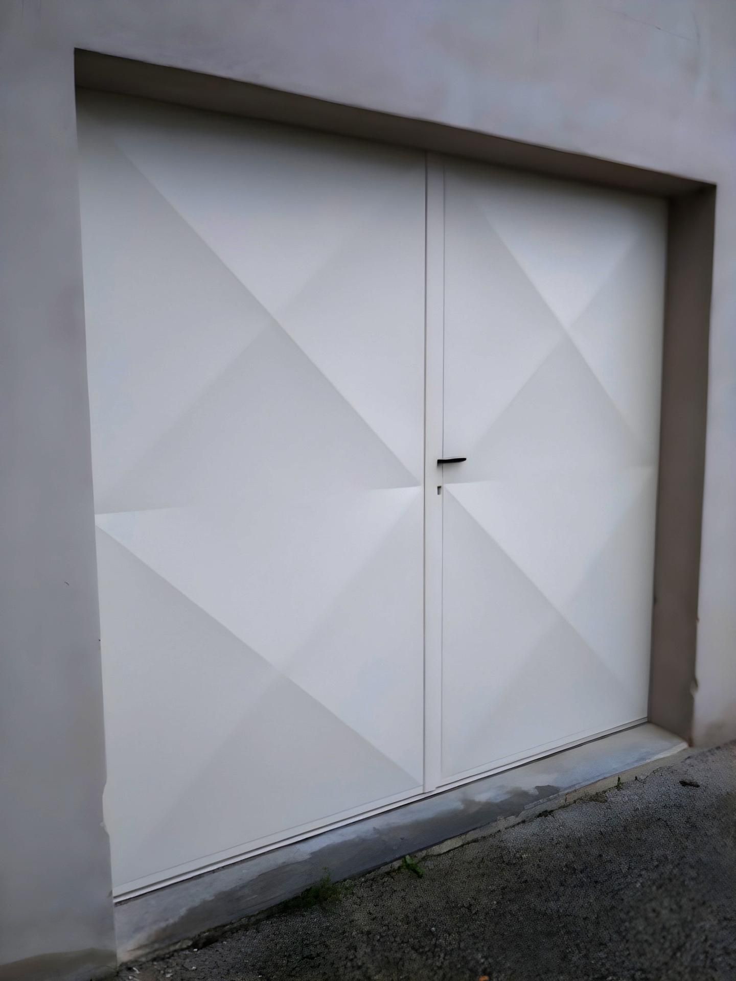 Double porte blanche à motif losanges, encadrée de beige. Une poignée noire est visible.