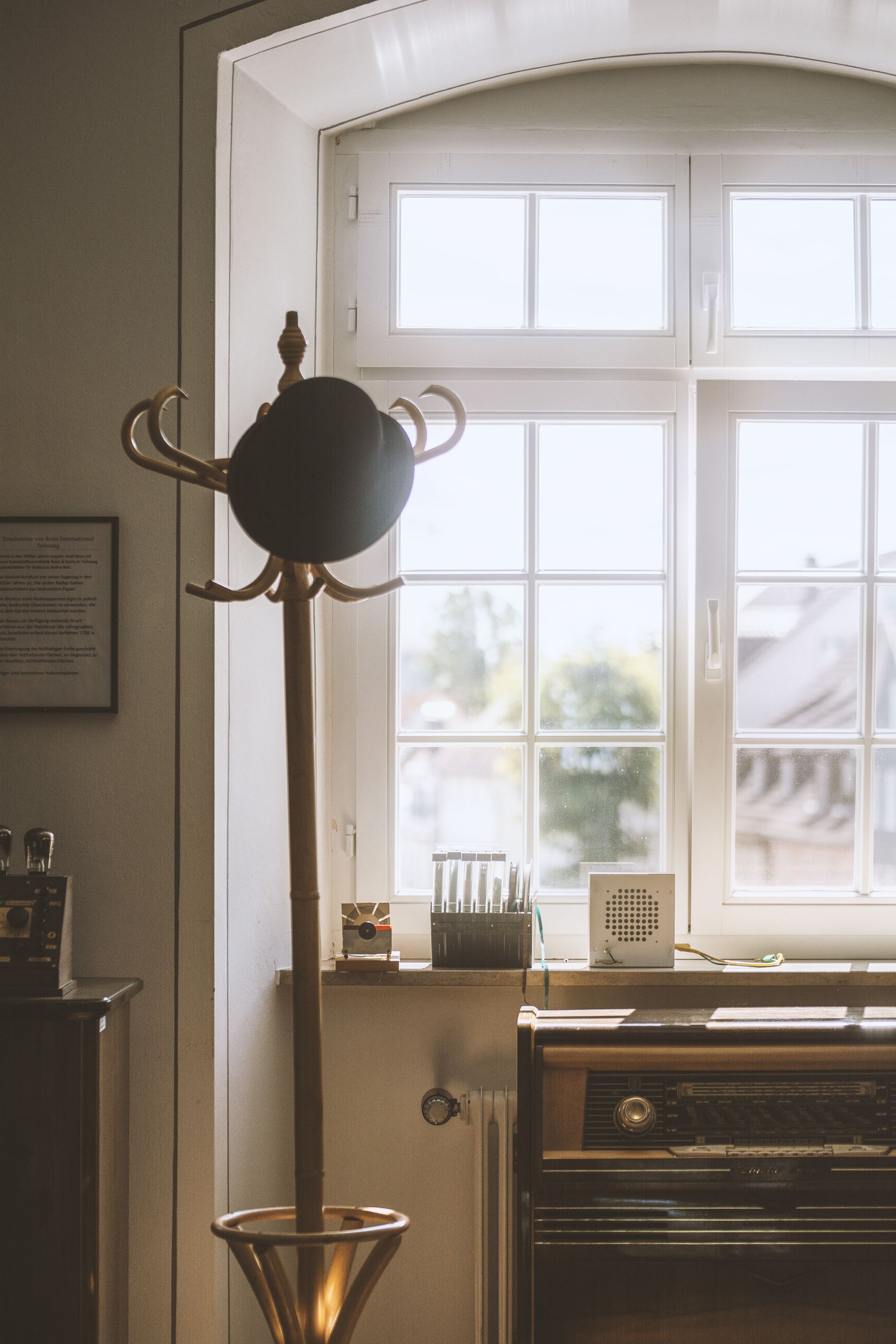 Intérieur de maison avec fenêtre blanche et lumière naturelle