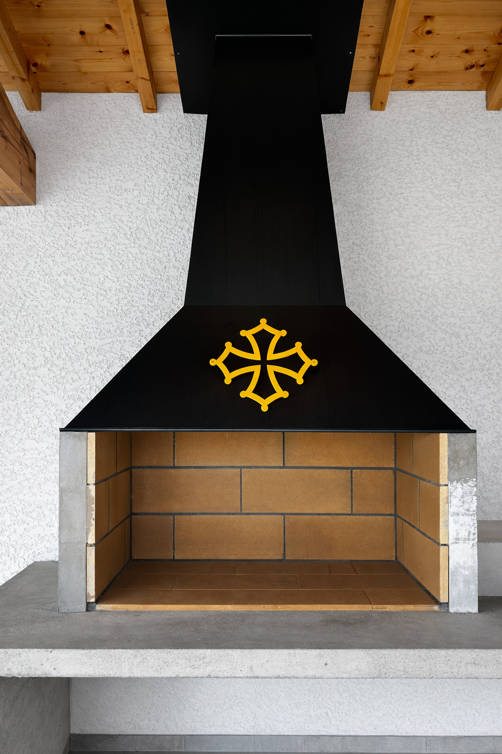 Hotte de barbecue en acier noire avec croix occitane orange.