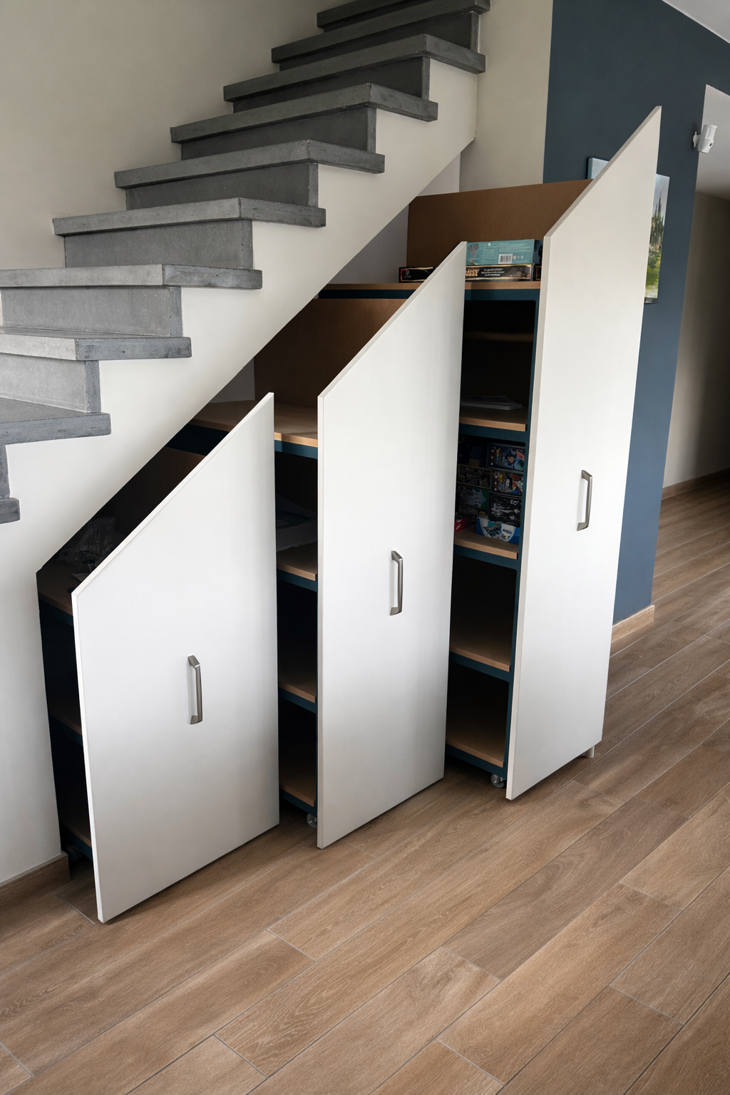 Meuble sous escalier en métal et bois blanc coulissant.