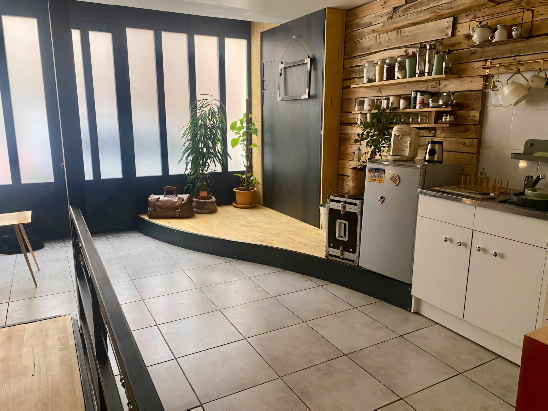 Intérieur de loft, mur en métal, fenêtres et conduits d'aération apparents.