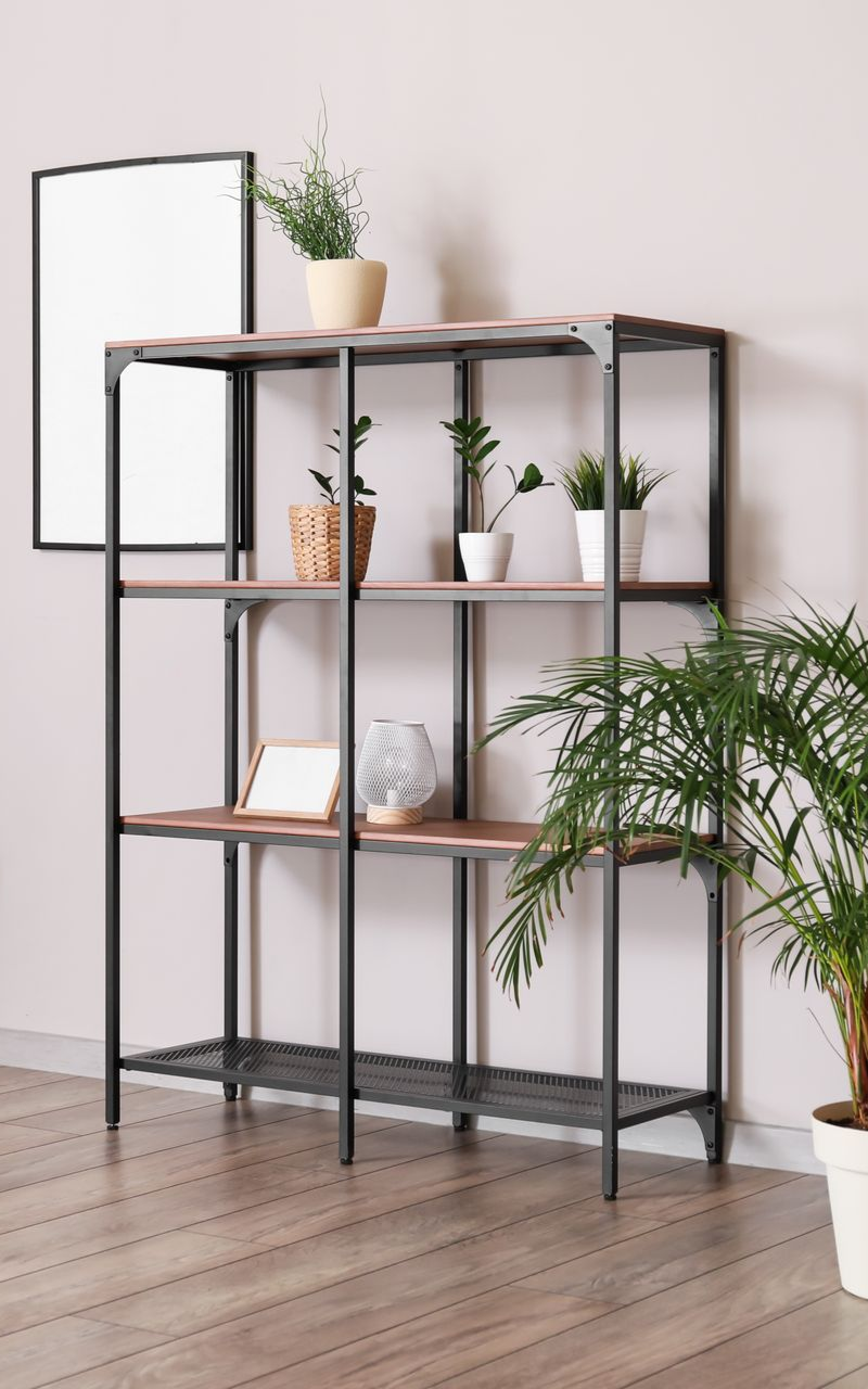 Une étagère en métal