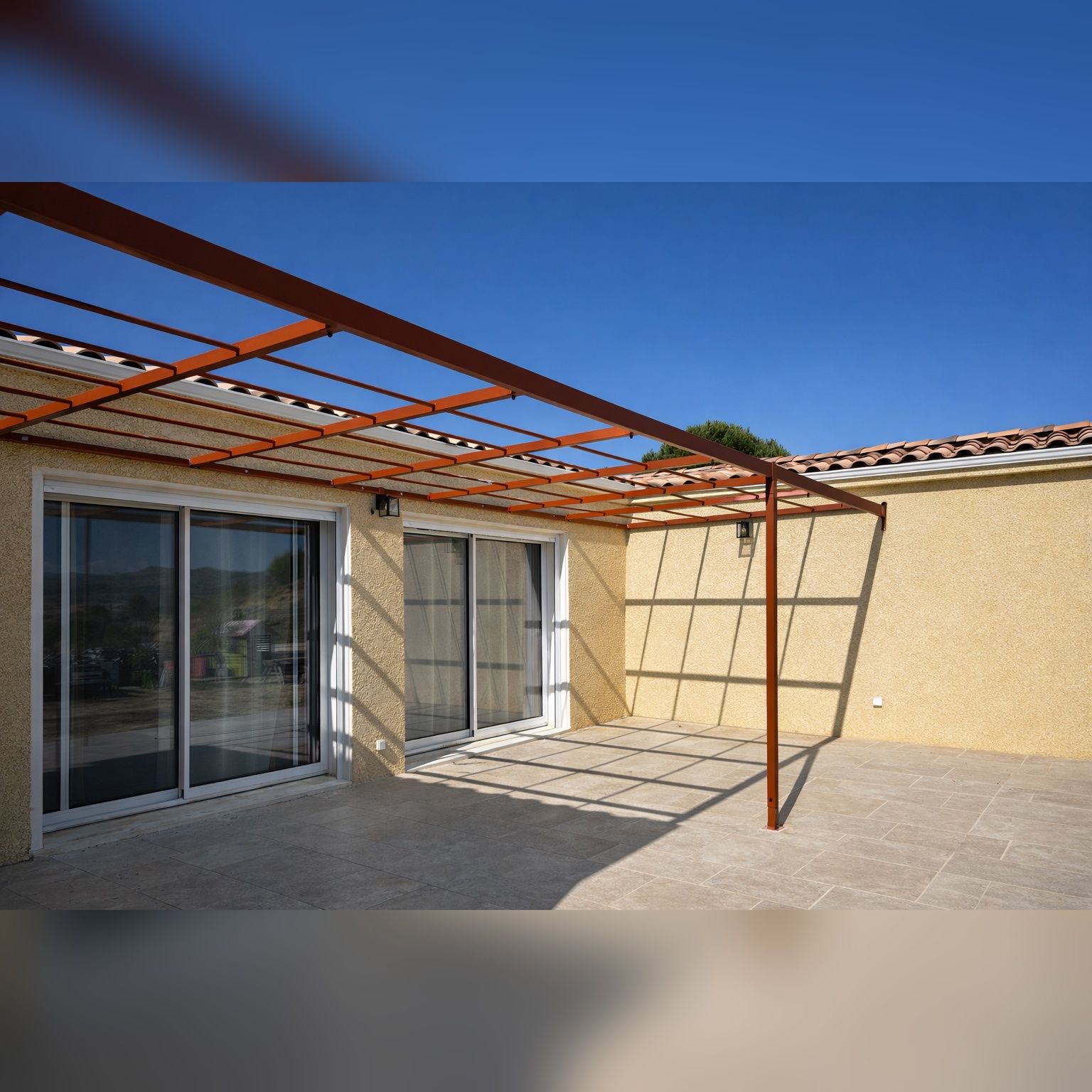 Fabrication de structures métalliques sur mesure à Toulouse avec pergolas, garde-corps et ouvrages acier adaptés à votre terrasse ou extérieur moderne