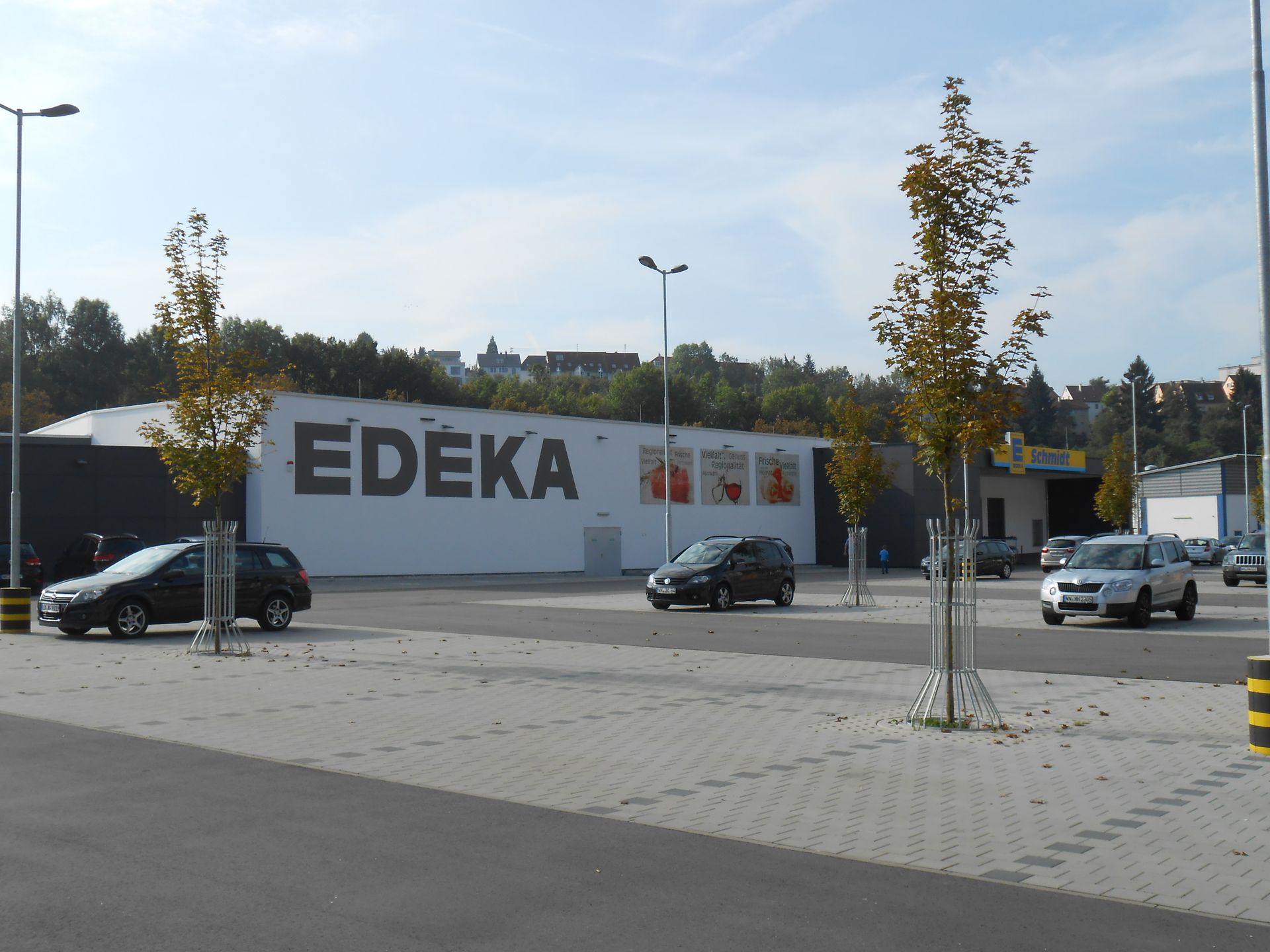 Autos parken vor einem Edeka-Markt