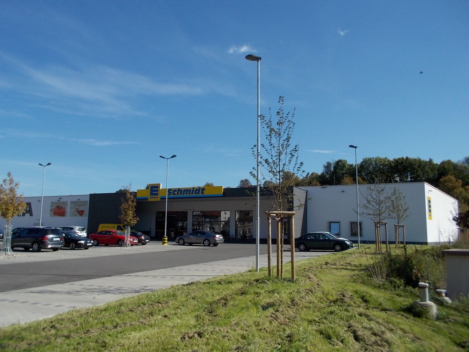 Nahaufnahm eines weißen Hochhauses mit vielen Fenstern