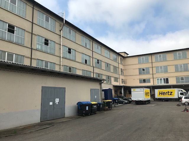 Ein Hertz-LKW steht vor einem großen Gebäude