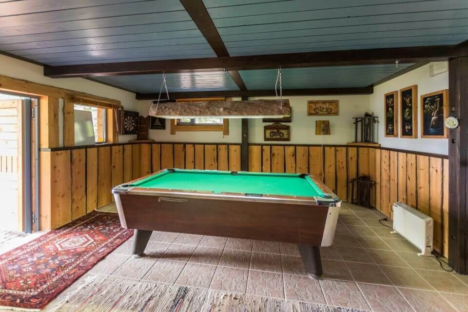 Vuokramökissä on biljardipöytä