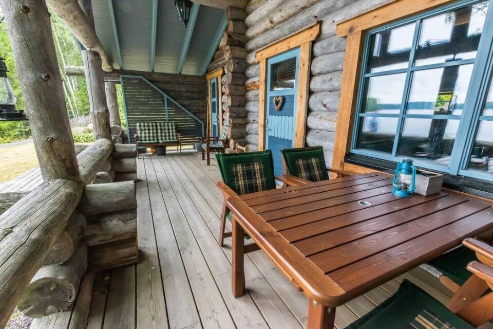 Vuokramökin tilava terassi