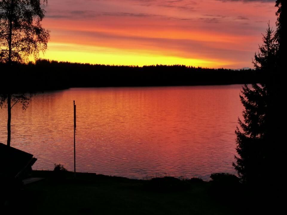 Kesäyön auringonpaiste