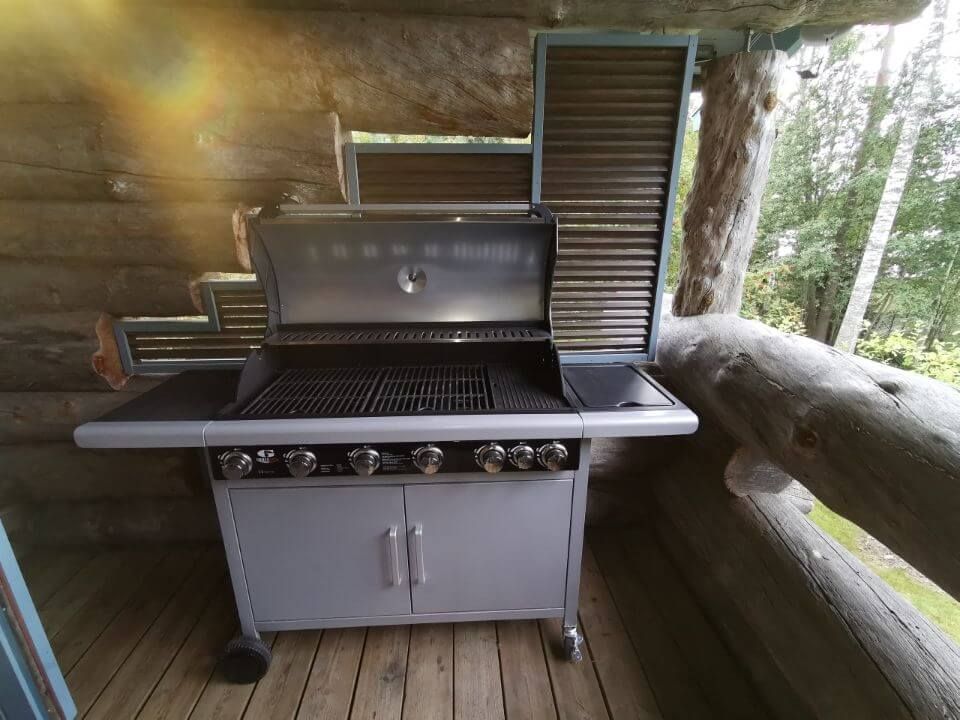 Vuokramökin terassilla on grilli